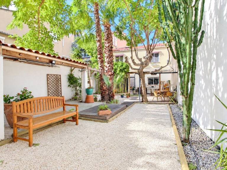 Maison à usage d'habitation et / ou commerce, de caractère 220m² + 40m² de dépendance, quartiers sud, jardin intimiste au calme et en très bon état, 7 chambres dont 4 avec salle d'eau, 2 séjours avec cuisine ouverte, 1 terrain de boules, 13009 Marseille — photo 1