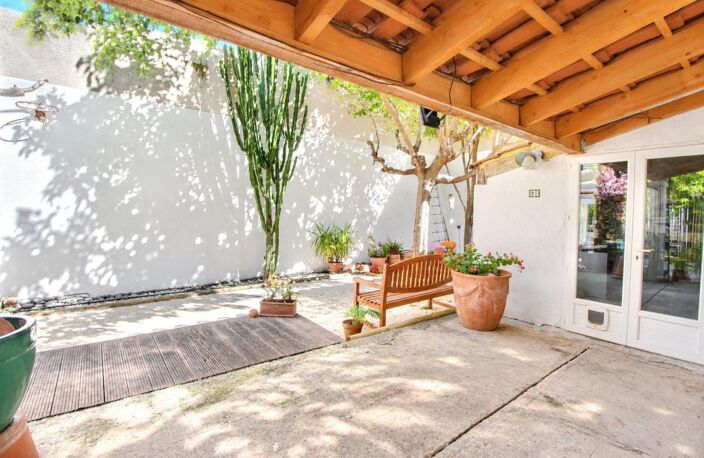 Maison à usage d'habitation et / ou commerce, de caractère 220m² + 40m² de dépendance, quartiers sud, jardin intimiste au calme et en très bon état, 7 chambres dont 4 avec salle d'eau, 2 séjours avec cuisine ouverte, 1 terrain de boules, 13009 Marseille — photo 2