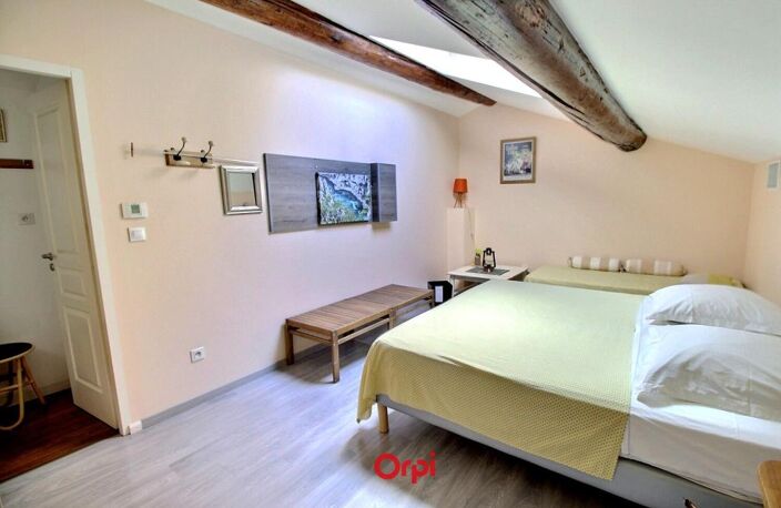 Maison à usage d'habitation et / ou commerce, de caractère 220m² + 40m² de dépendance, quartiers sud, jardin intimiste au calme et en très bon état, 7 chambres dont 4 avec salle d'eau, 2 séjours avec cuisine ouverte, 1 terrain de boules, 13009 Marseille — photo 3