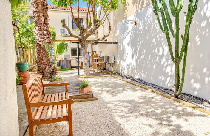 Maison à usage d'habitation et / ou commerce, de caractère 220m² + 40m² de dépendance, quartiers sud, jardin intimiste au calme et en très bon état, 7 chambres dont 4 avec salle d'eau, 2 séjours avec cuisine ouverte, 1 terrain de boules, 13009 Marseille — photo 4