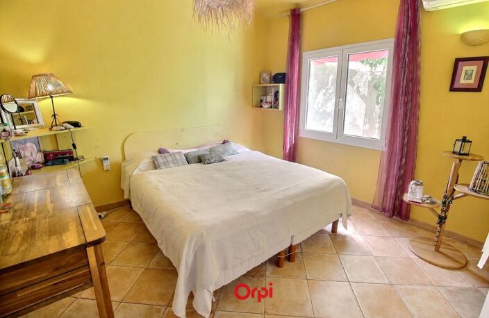 Maison à usage d'habitation et / ou commerce, de caractère 220m² + 40m² de dépendance, quartiers sud, jardin intimiste au calme et en très bon état, 7 chambres dont 4 avec salle d'eau, 2 séjours avec cuisine ouverte, 1 terrain de boules, 13009 Marseille — photo 5