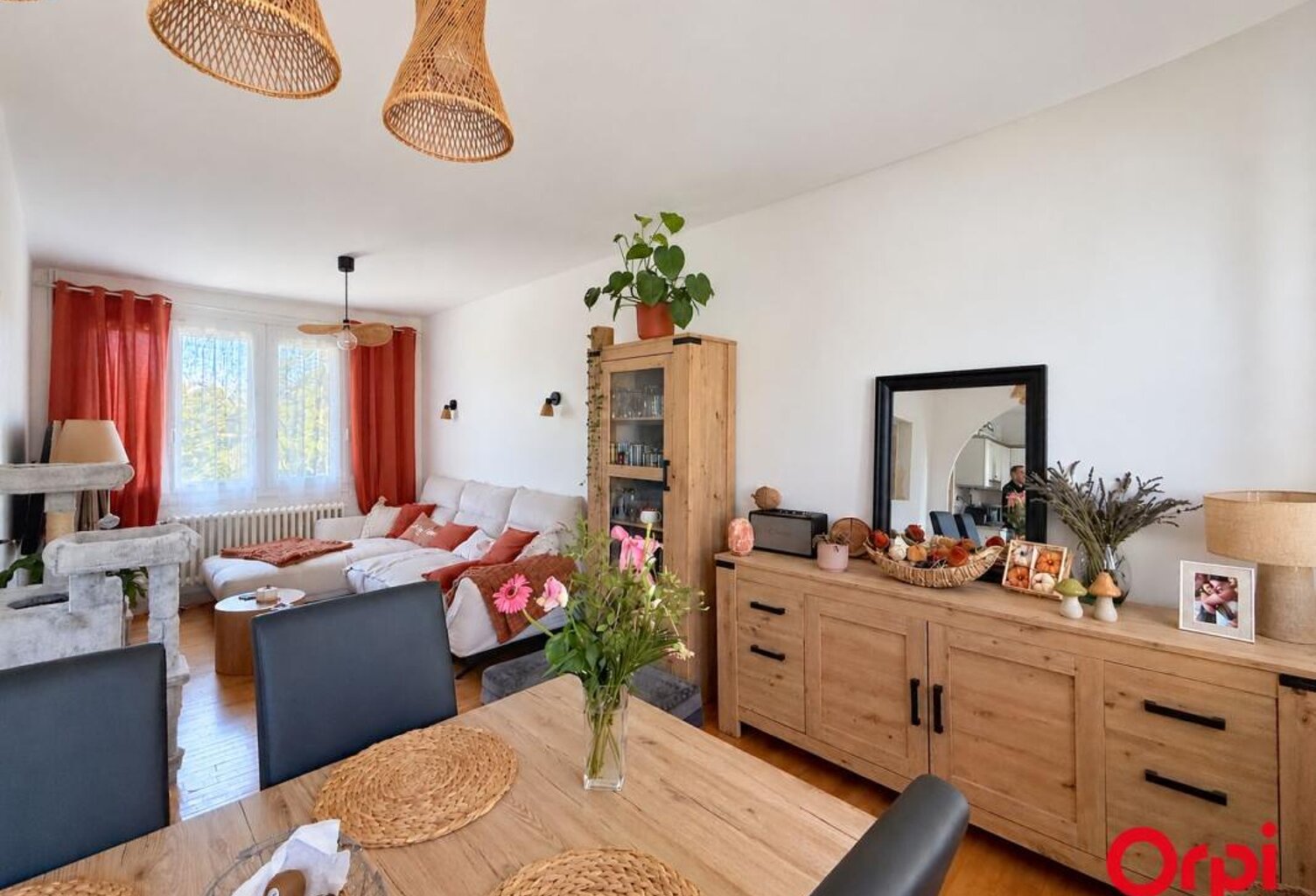 UNE MAISON FAMILIALE AUX BEAUX ESPACES, 3 CHAMBRES, BUREAU, GARAGE, DÉPENDANCES — photo 1