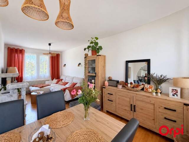 UNE MAISON FAMILIALE AUX BEAUX ESPACES, 3 CHAMBRES, BUREAU, GARAGE, DÉPENDANCES — photo du bien
