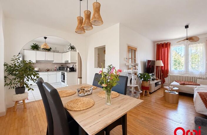 UNE MAISON FAMILIALE AUX BEAUX ESPACES, 3 CHAMBRES, BUREAU, GARAGE, DÉPENDANCES — photo 2