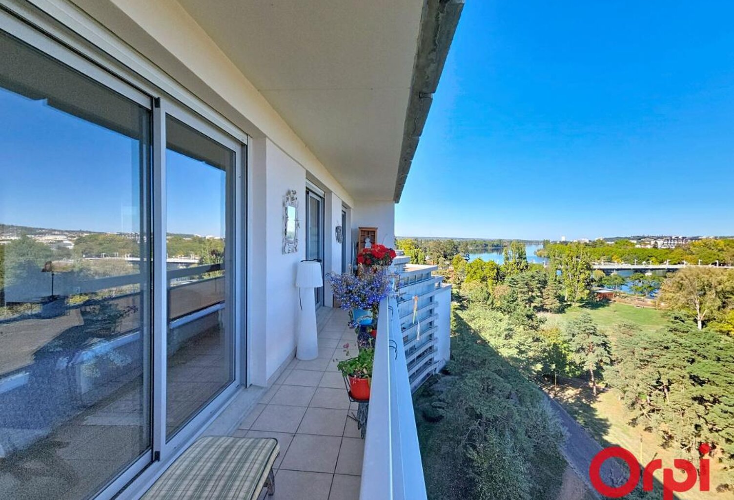 APPARTEMENT D'EXCEPTION ENTIÈREMENT RÉNOVÉ – VUE PANORAMIQUE SUR LES BORDS D'ALLIER - GARAGE - STATIONNEMENT — photo 1