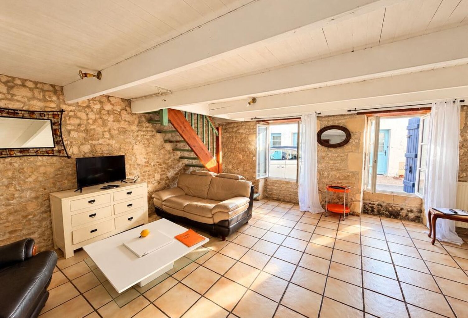 SAINT-ROGATIEN – MAISON DE VILLE DE 145 M² AU CHARME DE L’ANCIEN — photo 1