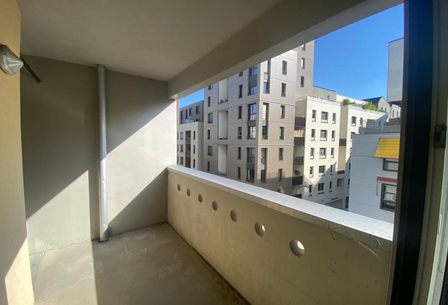 À VENDRE – T2 AVEC LOGGIA ET PARKING – BASSINS A FLOTS — photo 1