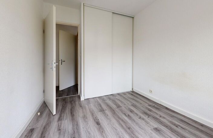 T2 A VENDRE AVEC TERRASSE ET PLACE DE PARKING — photo 4