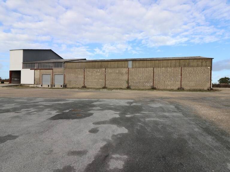 A LOUER HANGAR PLATEFORME LOGISTIQUE SECTEUR DE ROCHEFORT (17) — photo 1