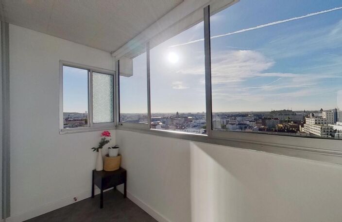 Appartement 3/4 pièces – 87 m² – 12e étage – Vue imprenable – Loggia – Quartier des Coutures — photo 2