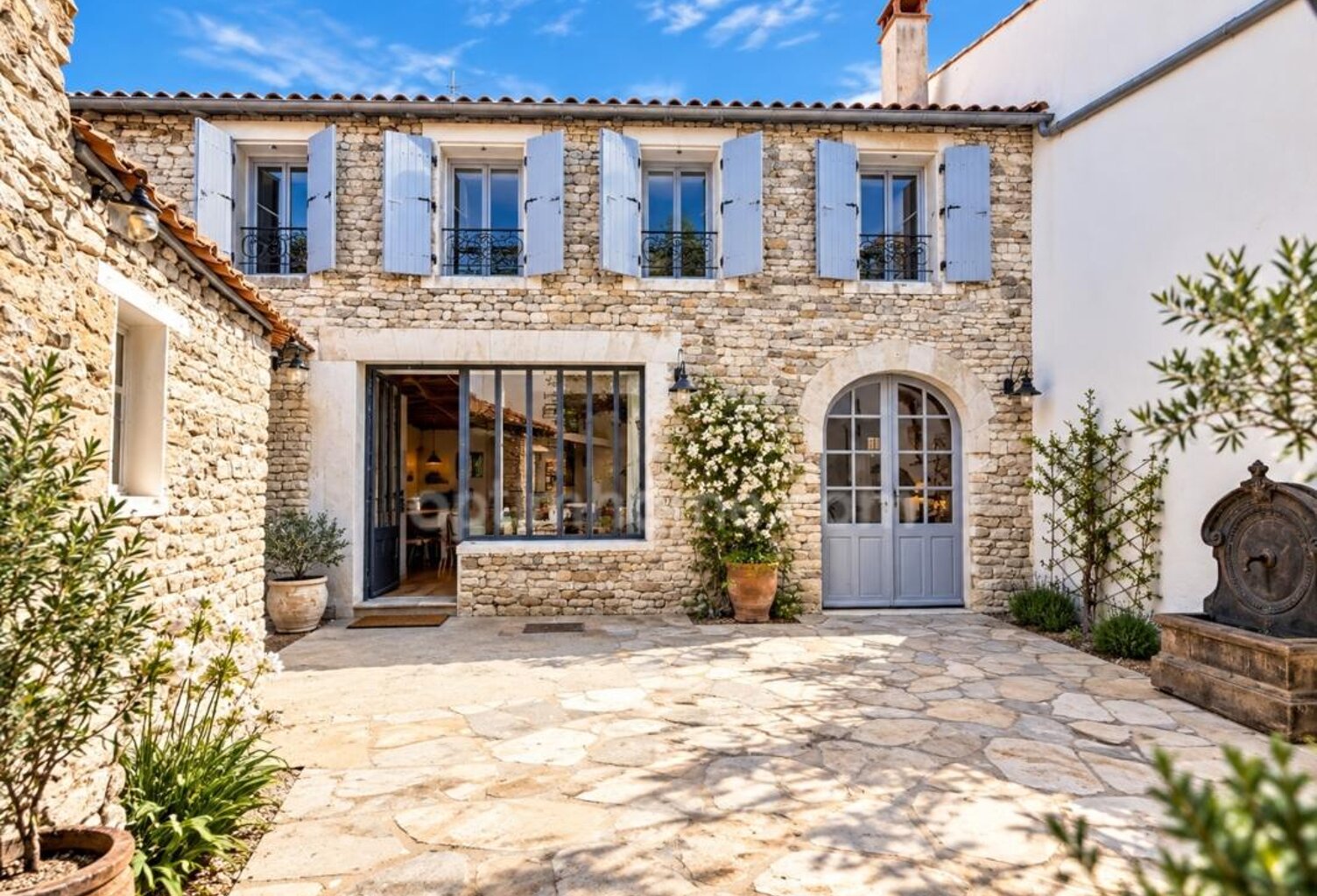 LA FLOTTE – MAGNIFIQUE CHAI RÉNOVÉ AVEC DÉPENDANCE EN PIERRE — photo 1