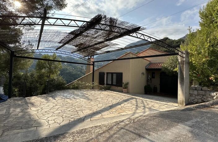 COMMUNE DE SAINTE-AGNES : PROPRIETE DE CHARME - JARDIN - TERRASS — photo 2