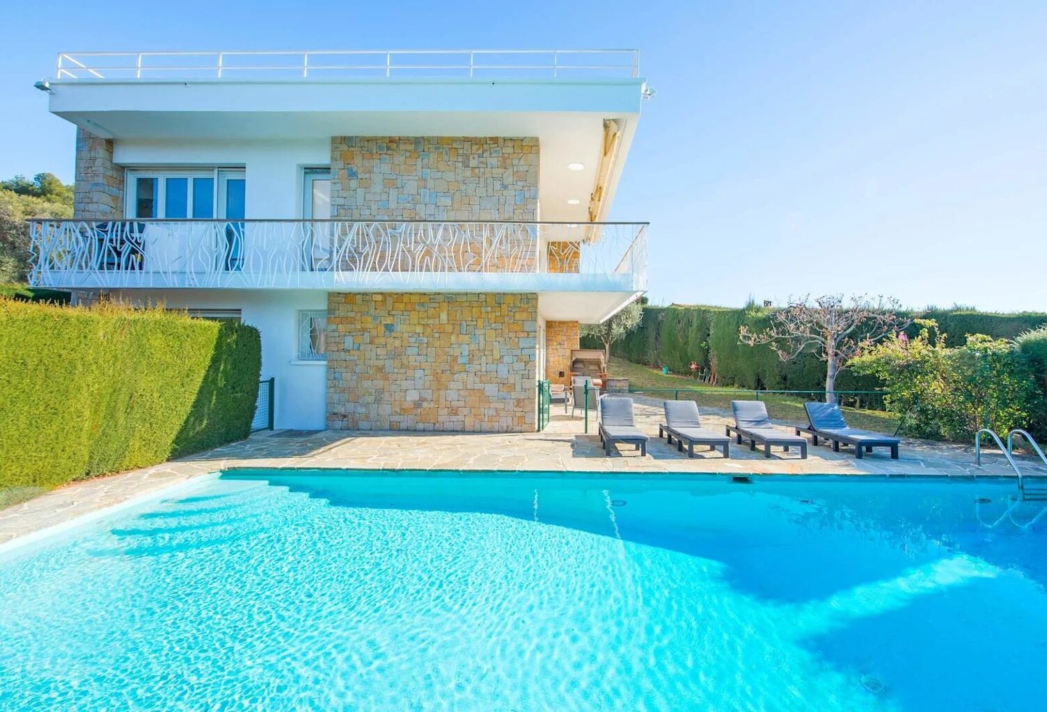 VILLA CALIFORNIENNE D’EXCEPTION AVEC VUE PANORAMIQUE – CAGNES-SU — photo 1