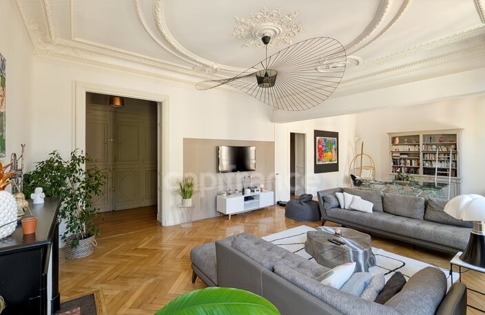 CHALON SUR SAONE (71) Magnifique Appartement haussmannien de 177,41 m² avec sa terrasse et ses 4 grandes chambres — photo 2