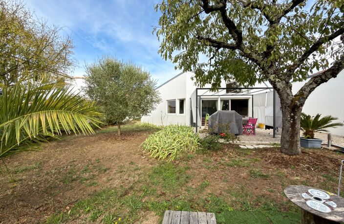 MAISON ATYPIQUE DE 80 M² SUR PLUS DE 1 000 M² DE TERRAIN — photo 2