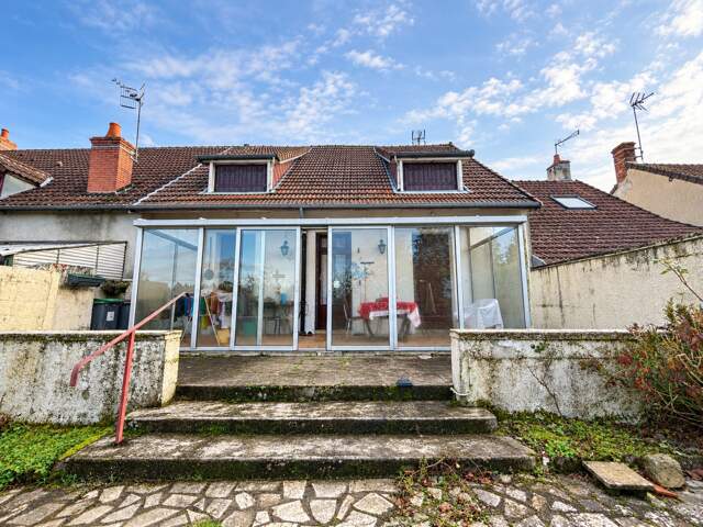 Grande maison familiale avec jardin en centre-ville de La Guerche-sur-l’Aubois — photo du bien
