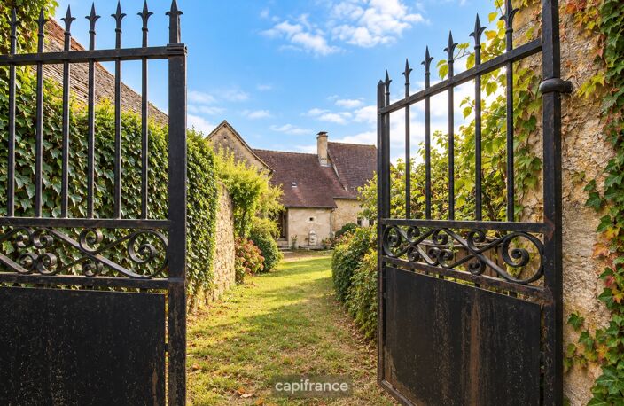 Maison de caractère du XIVe siècle avec grange et piscine – Proche à Beaulieu sur Dordogne, Vallée de la Dordogne, Corrèze — photo 2