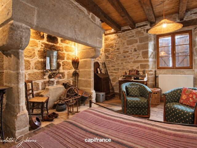 Maison de caractère du XIVe siècle avec grange et piscine – Proche à Beaulieu sur Dordogne, Vallée de la Dordogne, Corrèze — photo du bien