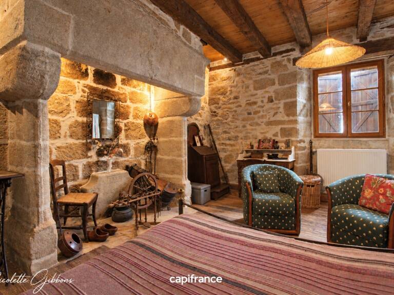 Maison de caractère du XIVe siècle avec grange et piscine – Proche à Beaulieu sur Dordogne, Vallée de la Dordogne, Corrèze — photo 1