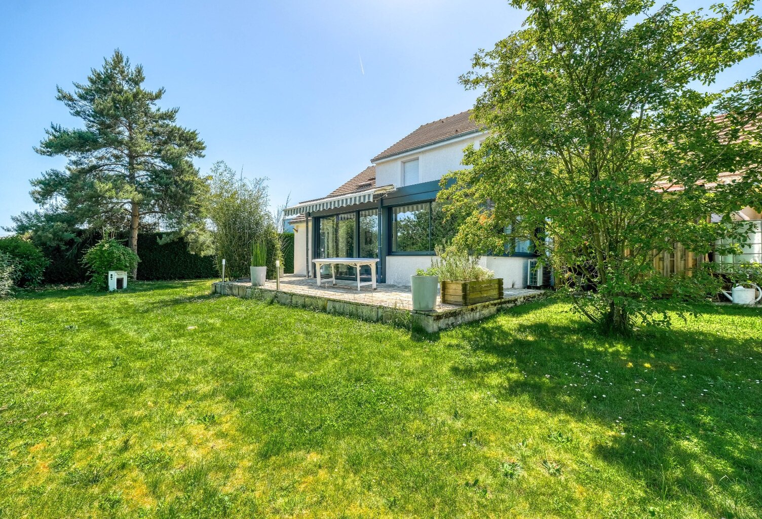Christophe Michaudelle – CAPIFRANCE - vous propose à JUILLY : maison - 7 pièces - 175 m² - 5 chambres - grandes pièces de vie avec véranda - 2 pièces d'eau - dressing - buanderie - garage et stationne — photo 1
