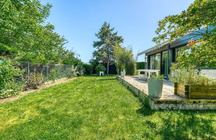 Christophe Michaudelle – CAPIFRANCE - vous propose à JUILLY : maison - 7 pièces - 175 m² - 5 chambres - grandes pièces de vie avec véranda - 2 pièces d'eau - dressing - buanderie - garage et stationne — photo 3