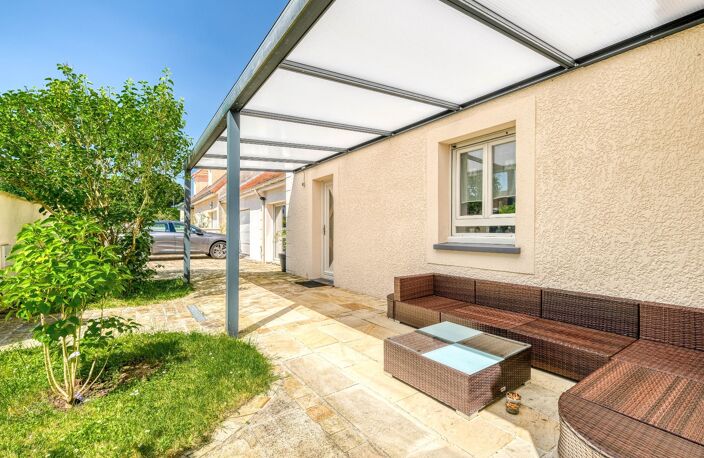 Christophe Michaudelle – CAPIFRANCE - vous propose à JUILLY : maison - 7 pièces - 175 m² - 5 chambres - grandes pièces de vie avec véranda - 2 pièces d'eau - dressing - buanderie - garage et stationne — photo 5