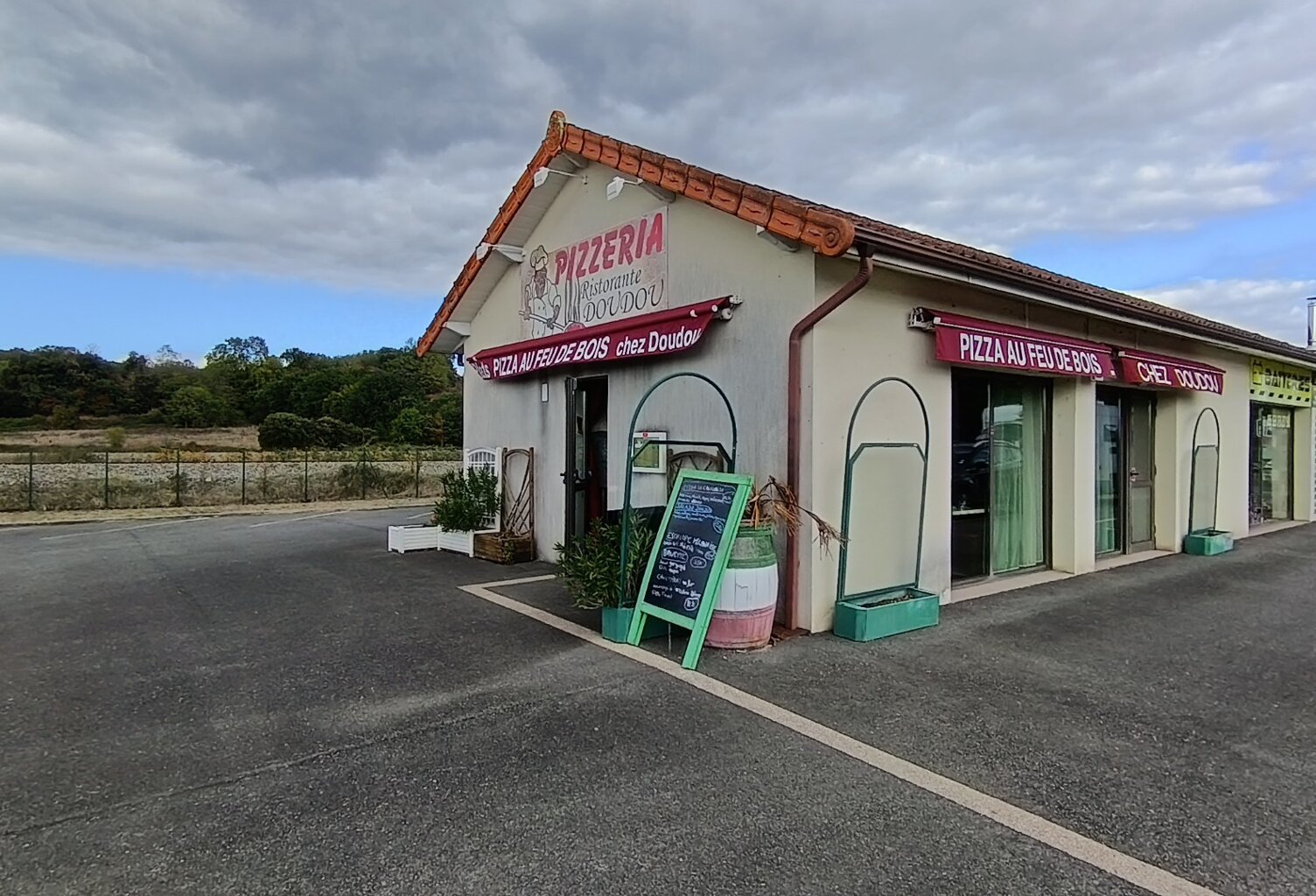 Creysse – Fonds de commerce de pizzeria avec four à bois et restauration rapide  – 49 800 € — photo 1