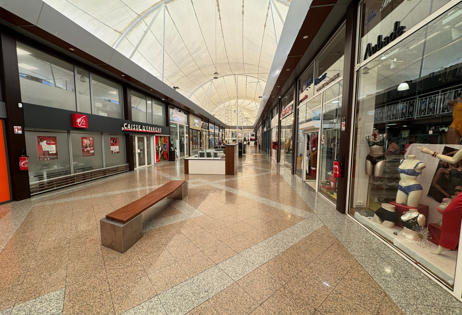 Rémire-Montjoly – Cellule commerciale équipée, galerie marchande Montjoly 2 — photo 1