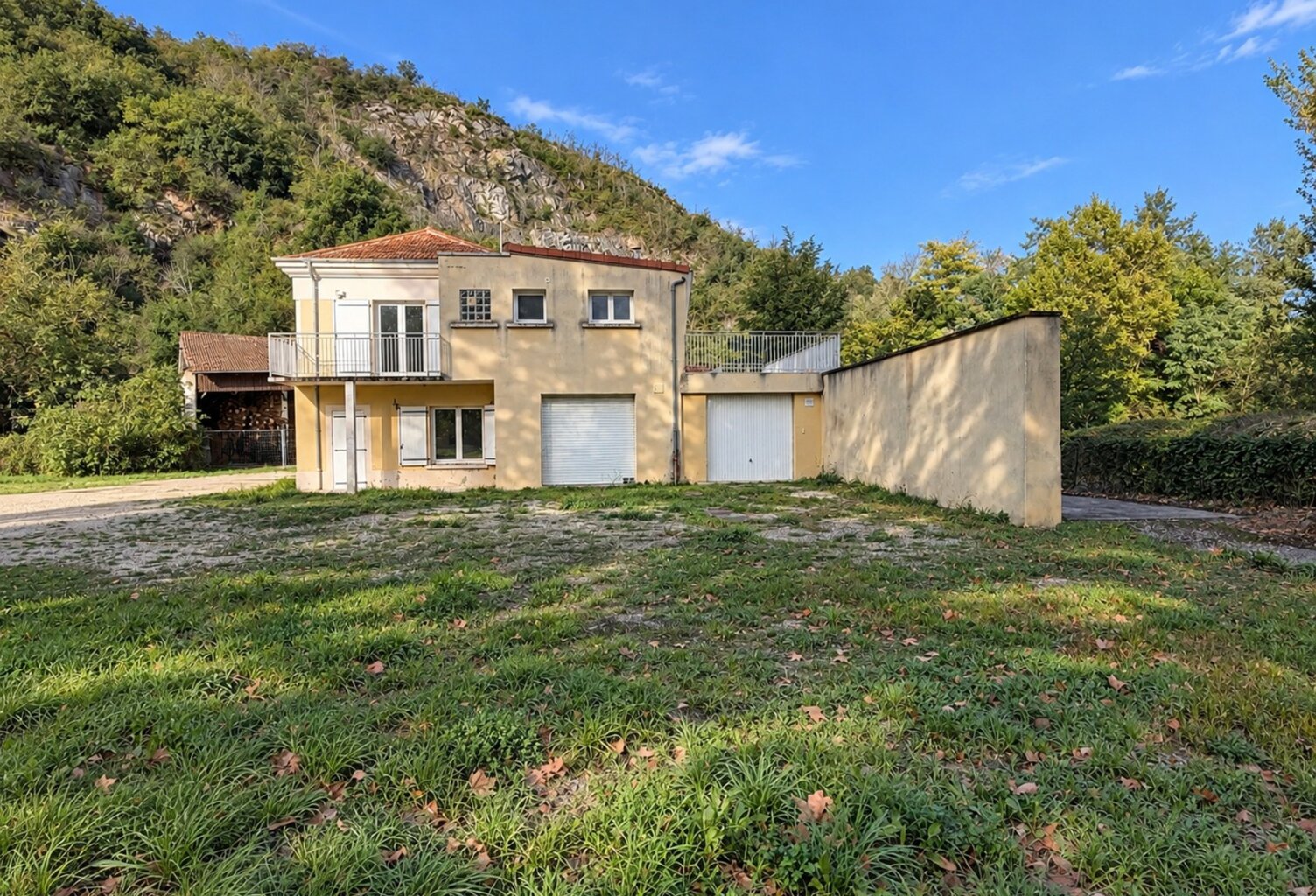 SAINT-BARTHÉLEMY-DE-VALS (26) – MAISON AMÉNAGÉE EN DEUX APPARTEMENTS – TERRAIN D’ENVIRON 7 000 M² — photo 1