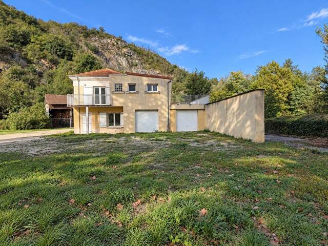 SAINT-BARTHÉLEMY-DE-VALS (26) – MAISON AMÉNAGÉE EN DEUX APPARTEMENTS – TERRAIN D’ENVIRON 7 000 M² — photo du bien