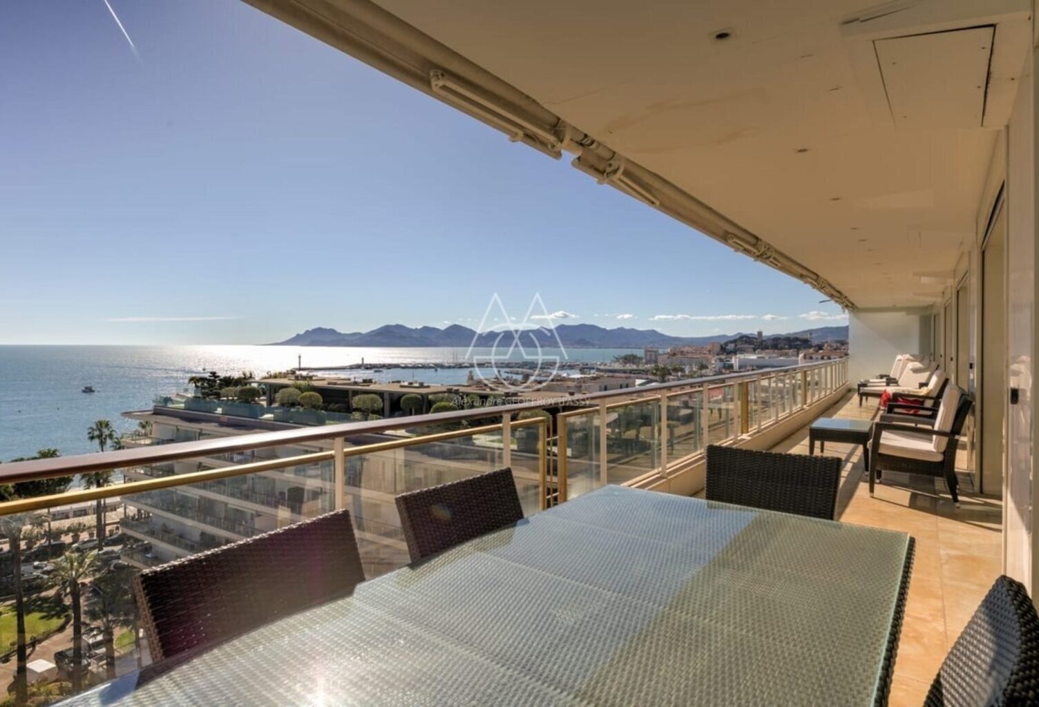Appartement unique à Cannes, offrant une superficie exceptionnelle de 335 m². Grande terrasse et cinq chambres — photo 1