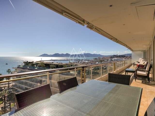 Appartement unique à Cannes, offrant une superficie exceptionnelle de 335 m². Grande terrasse et cinq chambres — photo du bien