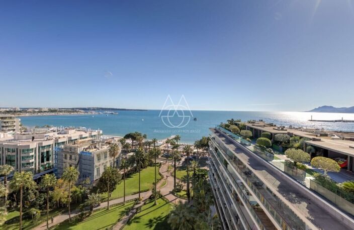 Appartement unique à Cannes, offrant une superficie exceptionnelle de 335 m². Grande terrasse et cinq chambres — photo 2
