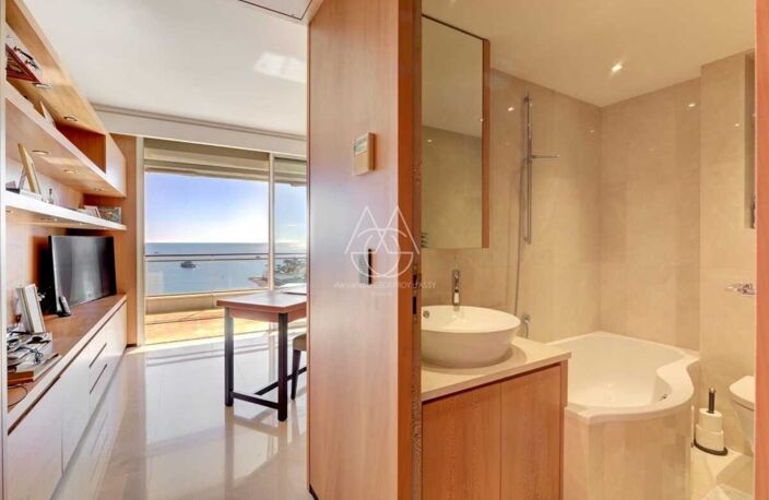 Appartement unique à Cannes, offrant une superficie exceptionnelle de 335 m². Grande terrasse et cinq chambres — photo 3