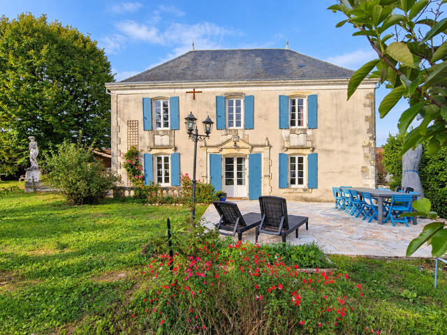 Propriete à vendre 8 pièces proche de SURGERES (17) 245 m² habitables - terrain 5 000 m² - Grandes dépendances — photo du bien