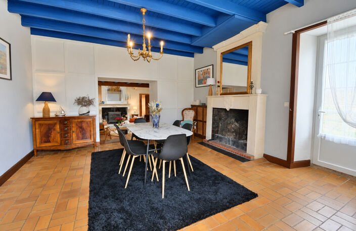Propriete à vendre 8 pièces proche de SURGERES (17) 245 m² habitables - terrain 5 000 m² - Grandes dépendances — photo 2