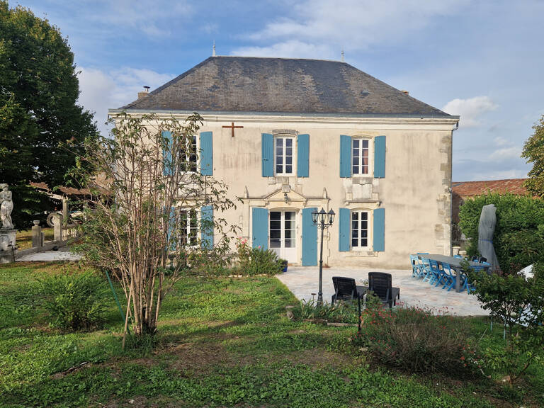 Propriete à vendre 8 pièces proche de SURGERES (17) 245 m² habitables - terrain 5 000 m² - Grandes dépendances — photo 1