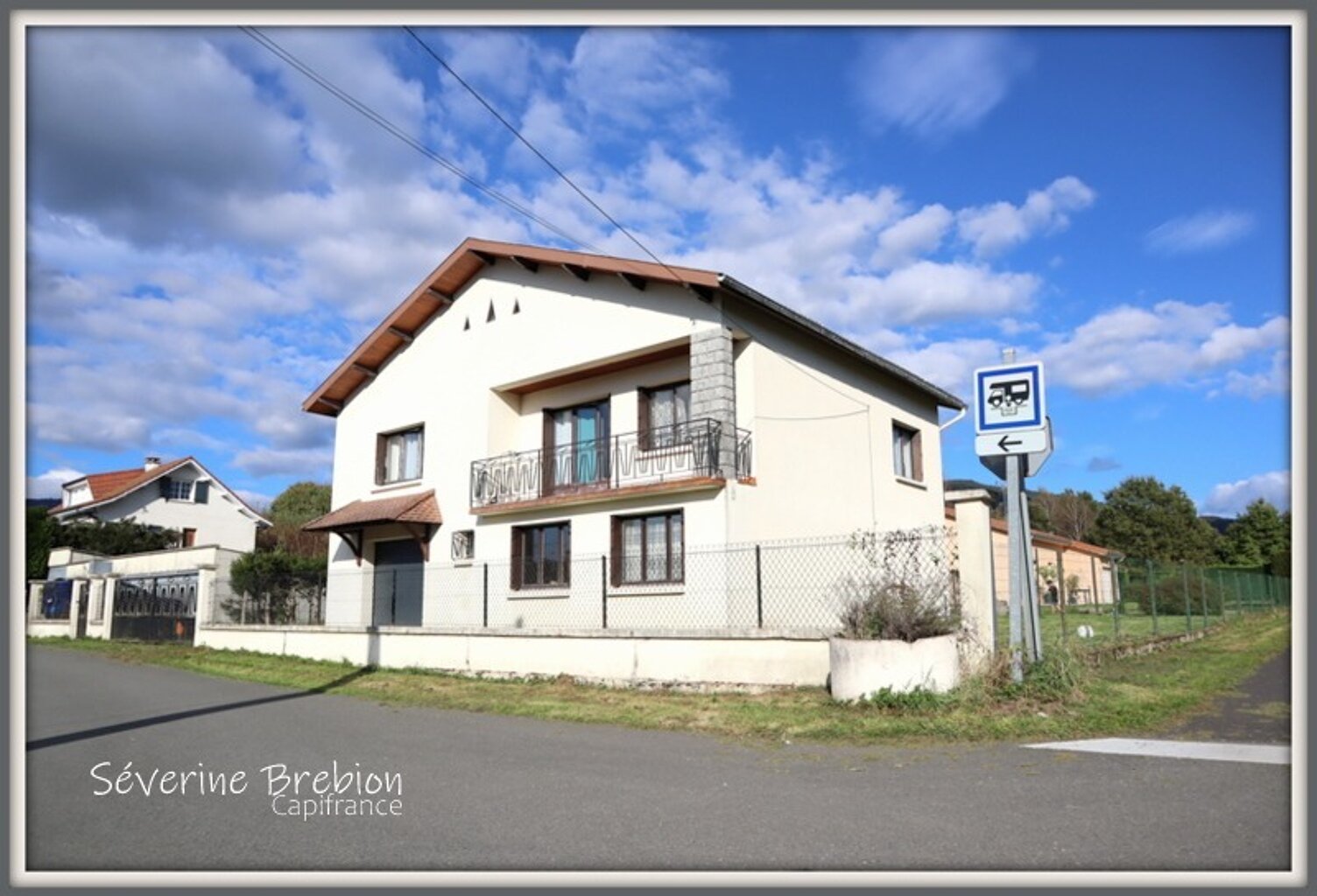 Charmante maison de 156 m², 3 chambres, garage, terrain plat et clôturé, PAC, tout à l'égout, au cœur de Chabreloche — photo 1