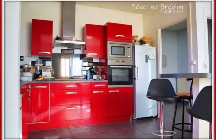 Charmante maison de 156 m², 3 chambres, garage, terrain plat et clôturé, PAC, tout à l'égout, au cœur de Chabreloche — photo 2