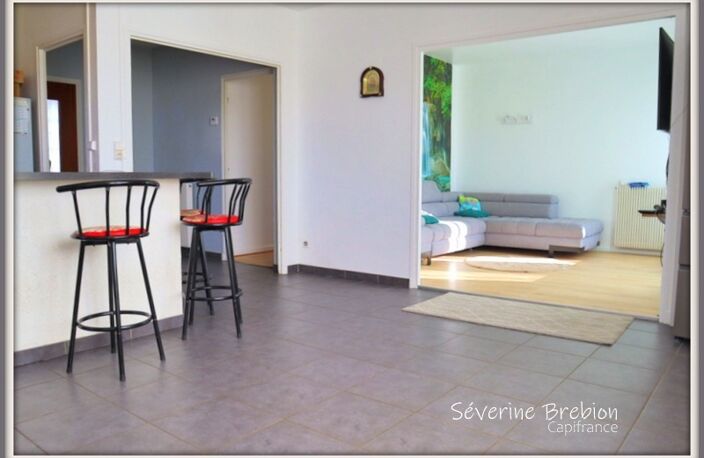 Charmante maison de 156 m², 3 chambres, garage, terrain plat et clôturé, PAC, tout à l'égout, au cœur de Chabreloche — photo 4