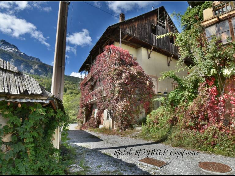 A PALLON, commune de Freissinières, Maison de village à rénover, avec granges, caves et terrain non attenant — photo 1