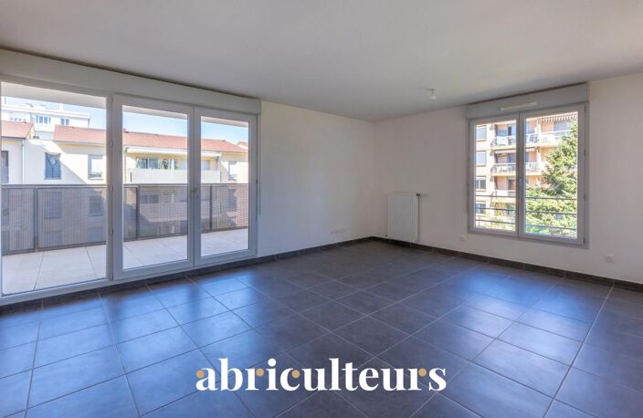 Appartement spacieux avec grand balcon,en vente à Vénissieux Paul Bert (69200) — photo 2