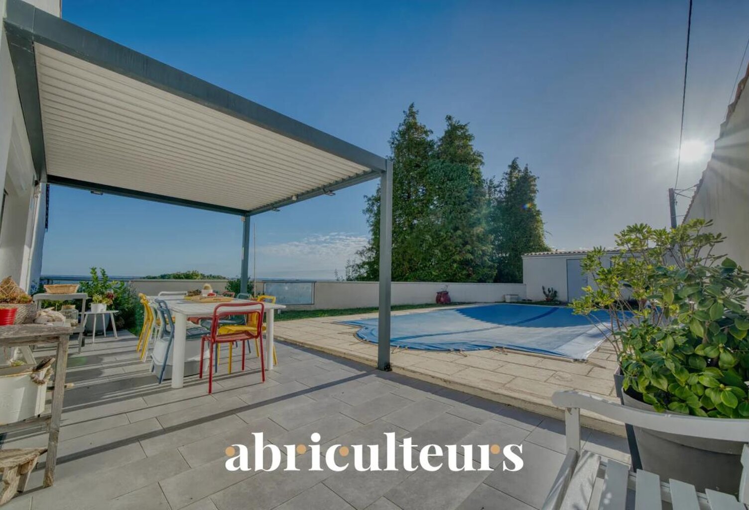 Maison familiale de 154 m² avec piscine en vente à Val-de-Cognac (16370) — photo 1