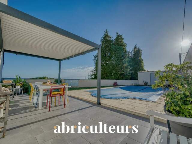 Maison familiale de 154 m² avec piscine en vente à Val-de-Cognac (16370) — photo du bien