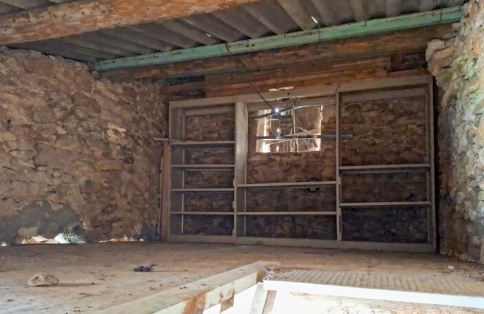 GINASSERVIS (83560) – Remise en pierre de 26 m² avec mezzanine : Garage, stockage ou atelier — photo 4