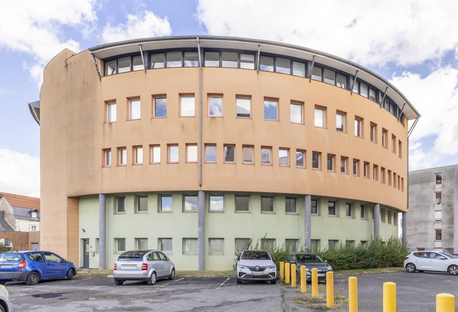 Immeuble et parkings - 2 395 m² - Nevers (58) — photo 1