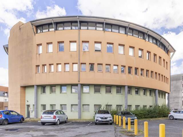 Immeuble et parkings - 2 395 m² - Nevers (58) — photo du bien
