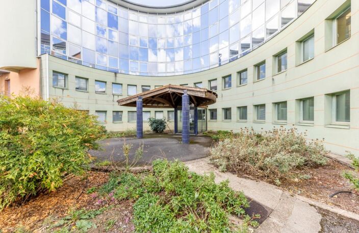 Immeuble et parkings - 2 395 m² - Nevers (58) — photo 2