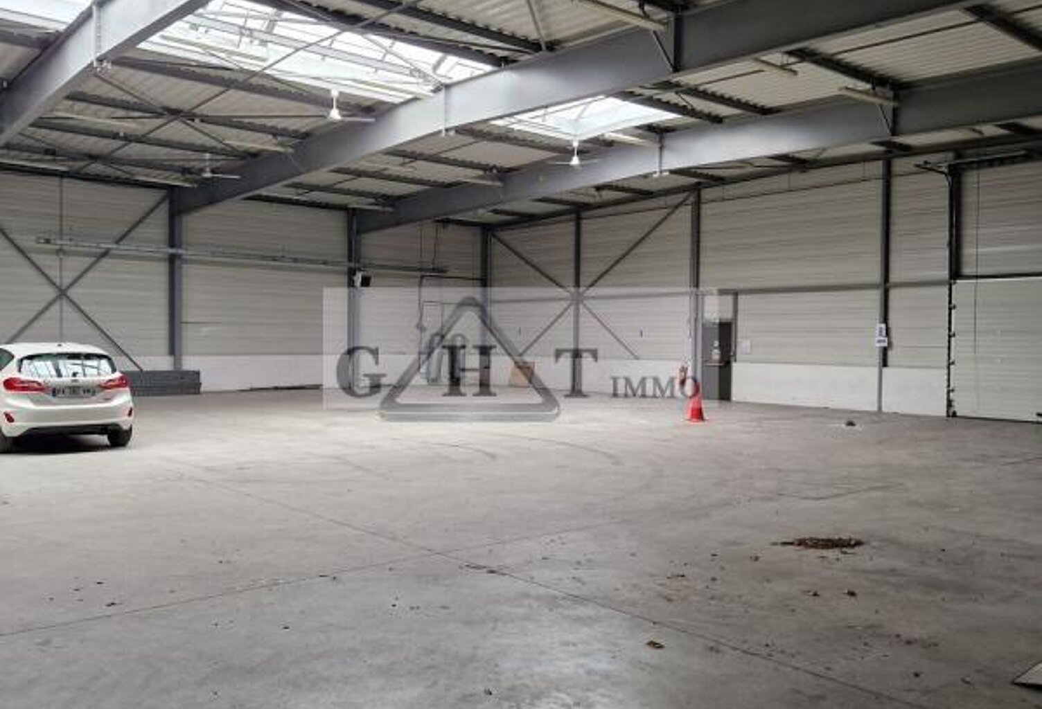 Entrepôt Bureaux 1360m² à louer à Taverny — photo 1