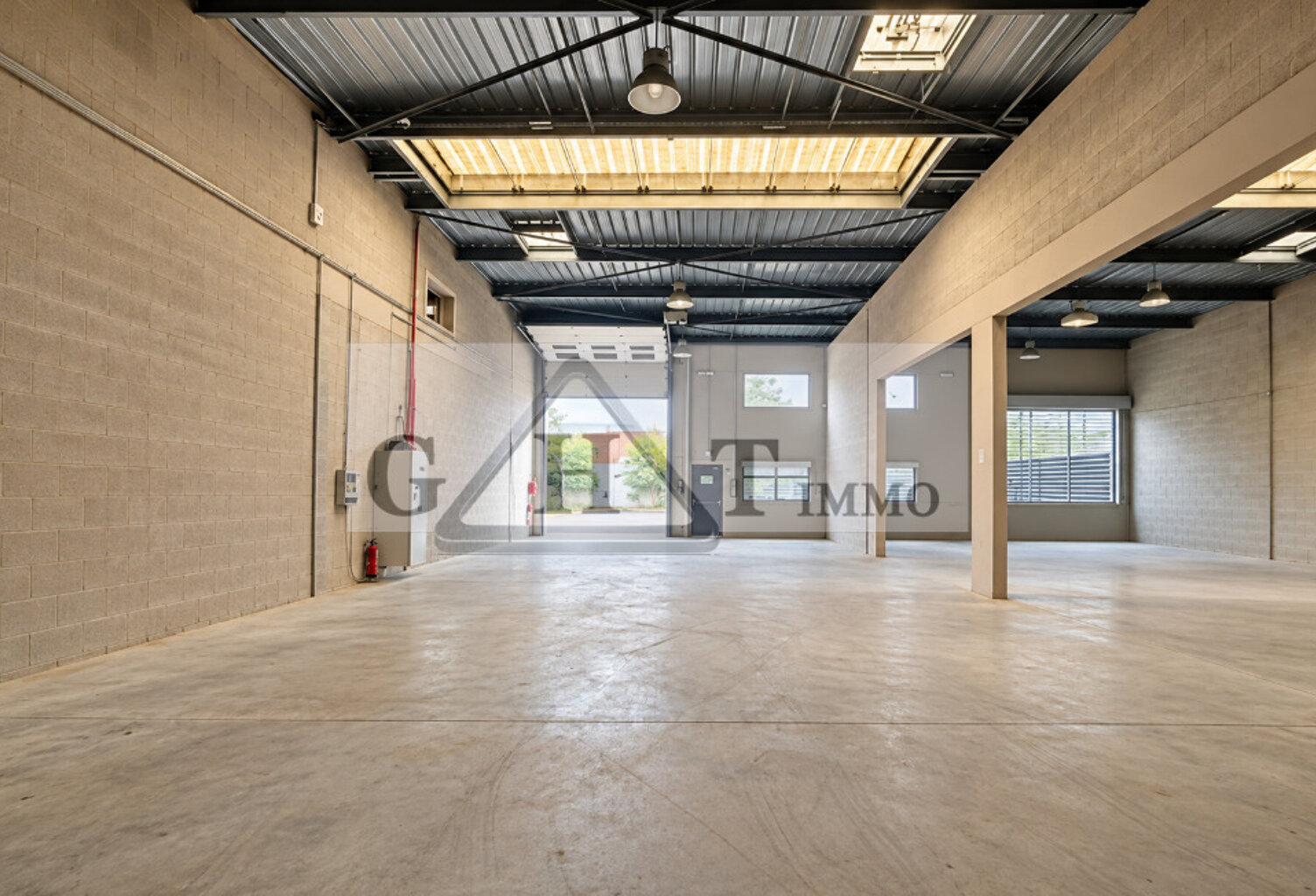 À LOUER LOCAL D’ACTIVITÉ ENTREPÔT 450 M² BRIE-COMTE-ROBERT — photo 1